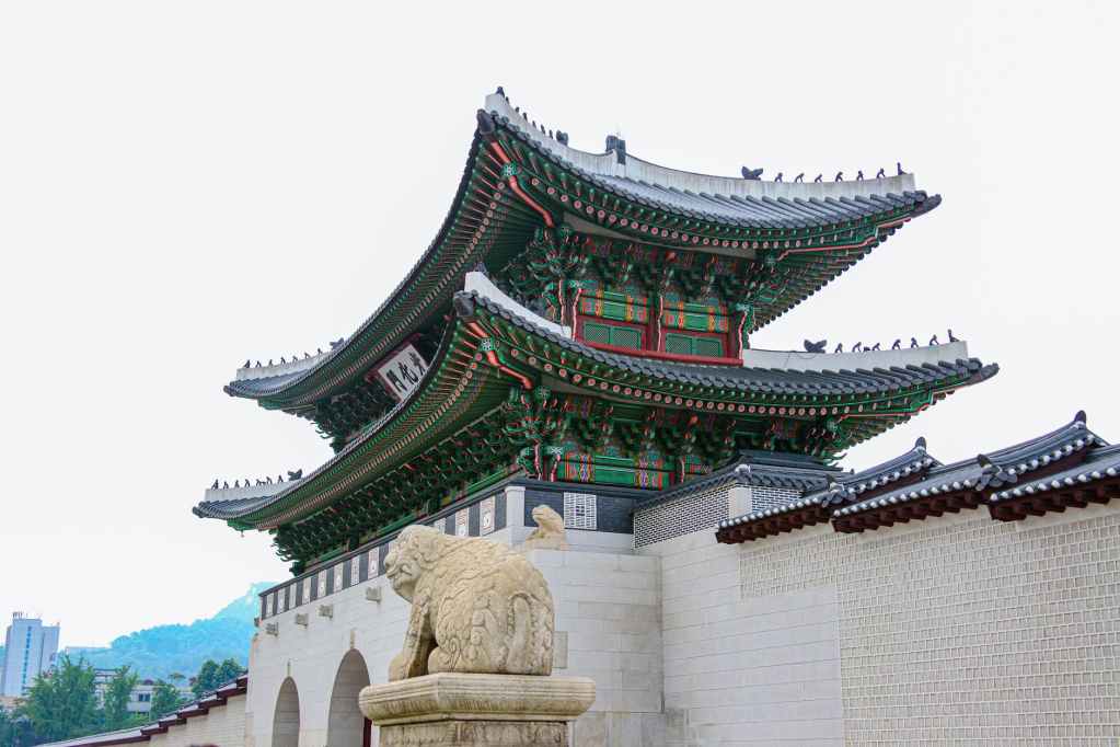 the gwanghwamun gate of the gyeongbokgung palace