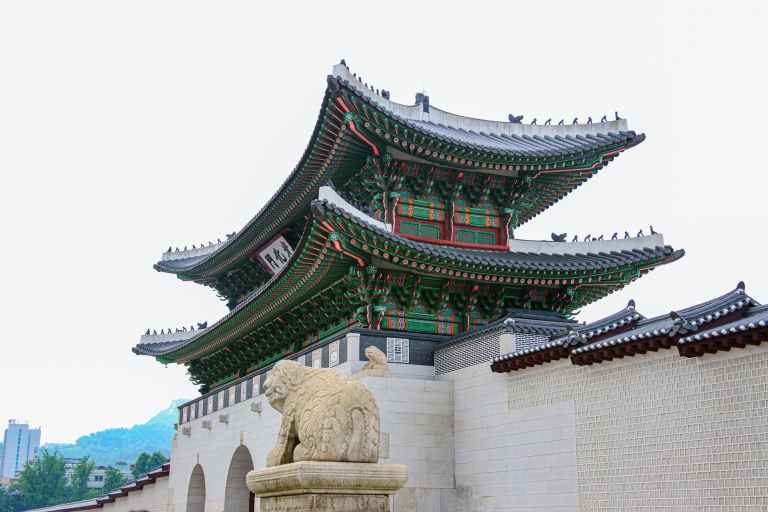 the gwanghwamun gate of the gyeongbokgung palace